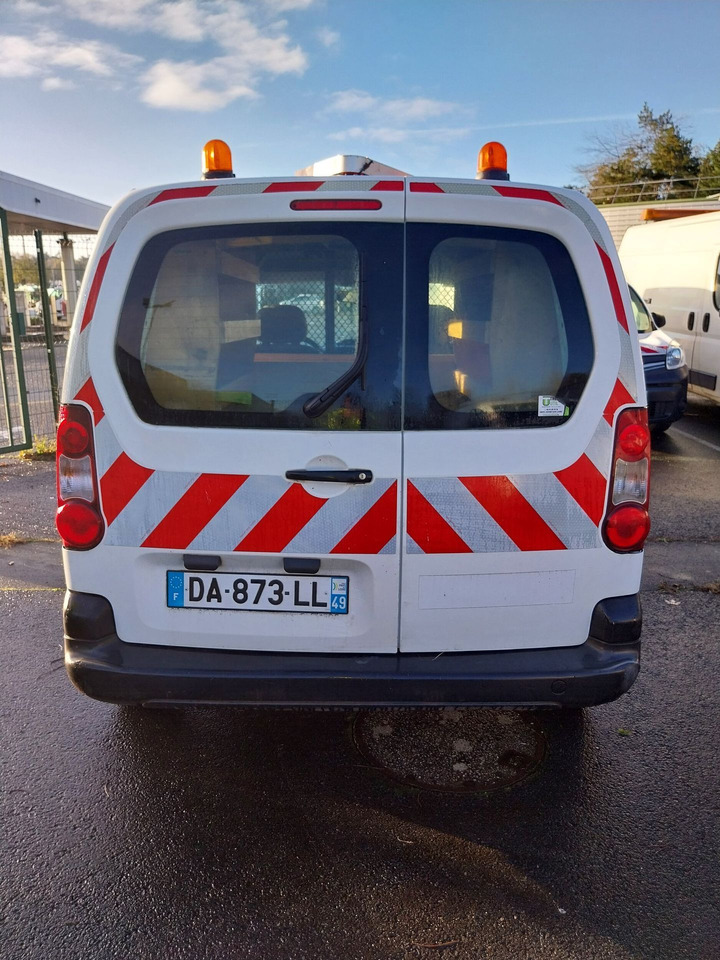 Citroën Berlingo PH2 Diesel. Contrôle technique favorable, mais une contre-visite devra être effectuée avant le 24 Juillet 2026. VEHICULE VENDU EN L'ETAT, AUCUNE GARANTIE (il peut y avoir des problème - Vieglā automašīna: foto 3 Citroën Berlingo PH2 Diesel. Contrôle technique favorable, mais une contre-visite devra être effectuée avant le 24 Juillet 2026. VEHICULE VENDU EN L'ETAT, AUCUNE GARANTIE (il peut y avoir des problème - Vieglā automašīna: foto 3