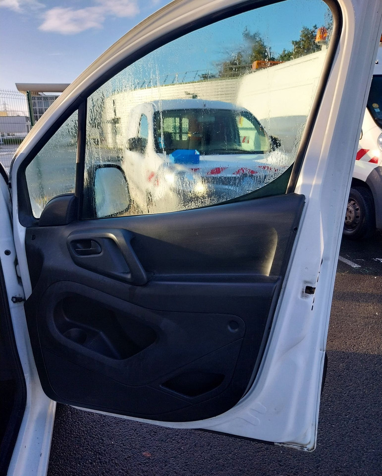 Citroën Berlingo PH2 Diesel. Contrôle technique favorable, mais une contre-visite devra être effectuée avant le 24 Juillet 2026. VEHICULE VENDU EN L'ETAT, AUCUNE GARANTIE (il peut y avoir des problème - Vieglā automašīna: foto 2 Citroën Berlingo PH2 Diesel. Contrôle technique favorable, mais une contre-visite devra être effectuée avant le 24 Juillet 2026. VEHICULE VENDU EN L'ETAT, AUCUNE GARANTIE (il peut y avoir des problème - Vieglā automašīna: foto 2