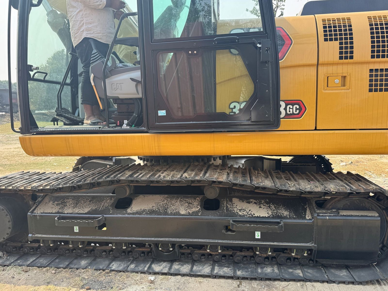 CATERPILLAR 323GC - Kāpurķēžu ekskavators: foto 1 CATERPILLAR 323GC - Kāpurķēžu ekskavators: foto 1
