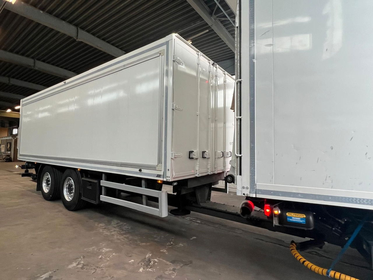 Mercedes-Benz Actros 2543 Komplettzug Voll-Luft - Lange Koffer - Kravas automašīna ar slēgto virsbūvi: foto 3 Mercedes-Benz Actros 2543 Komplettzug Voll-Luft - Lange Koffer - Kravas automašīna ar slēgto virsbūvi: foto 3