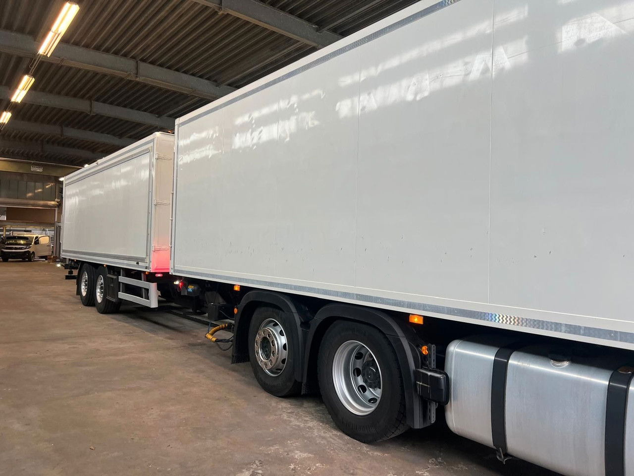 Mercedes-Benz Actros 2543 Komplettzug Voll-Luft - Lange Koffer - Kravas automašīna ar slēgto virsbūvi: foto 2 Mercedes-Benz Actros 2543 Komplettzug Voll-Luft - Lange Koffer - Kravas automašīna ar slēgto virsbūvi: foto 2