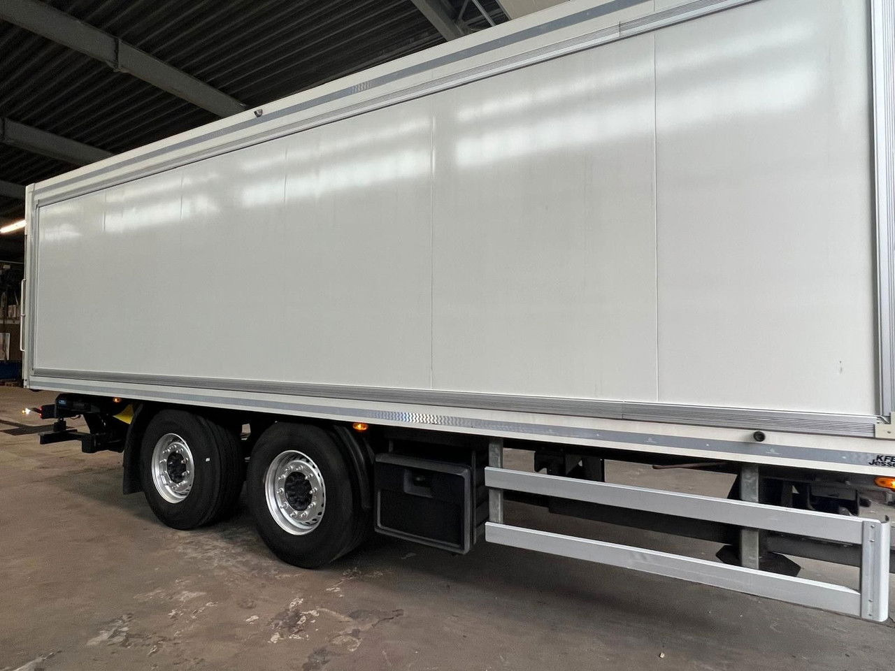 Mercedes-Benz Actros 2543 Komplettzug Voll-Luft - Lange Koffer - Kravas automašīna ar slēgto virsbūvi: foto 5 Mercedes-Benz Actros 2543 Komplettzug Voll-Luft - Lange Koffer - Kravas automašīna ar slēgto virsbūvi: foto 5