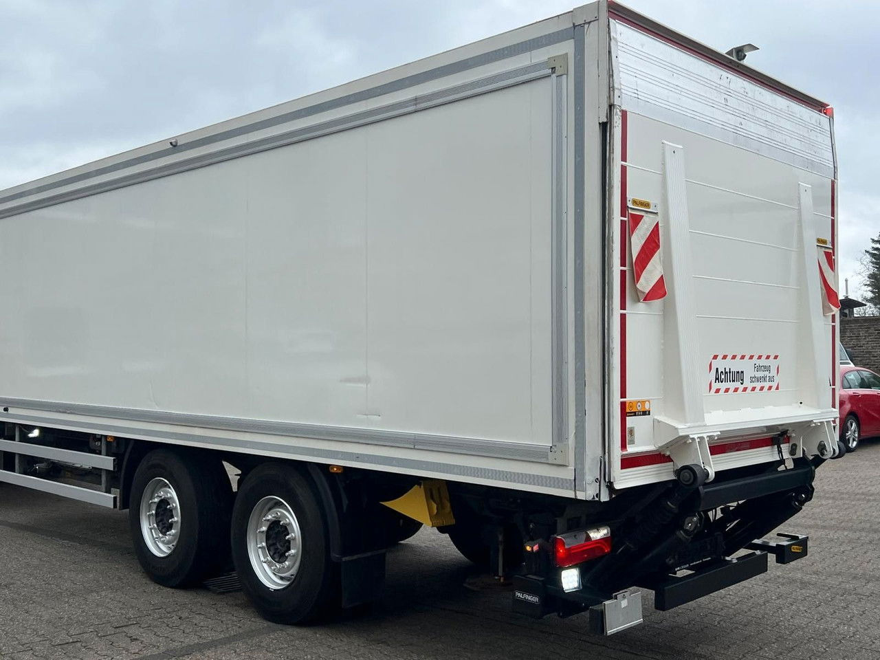 Mercedes-Benz Actros 2543 Komplettzug Voll-Luft - Lange Koffer - Kravas automašīna ar slēgto virsbūvi: foto 4 Mercedes-Benz Actros 2543 Komplettzug Voll-Luft - Lange Koffer - Kravas automašīna ar slēgto virsbūvi: foto 4
