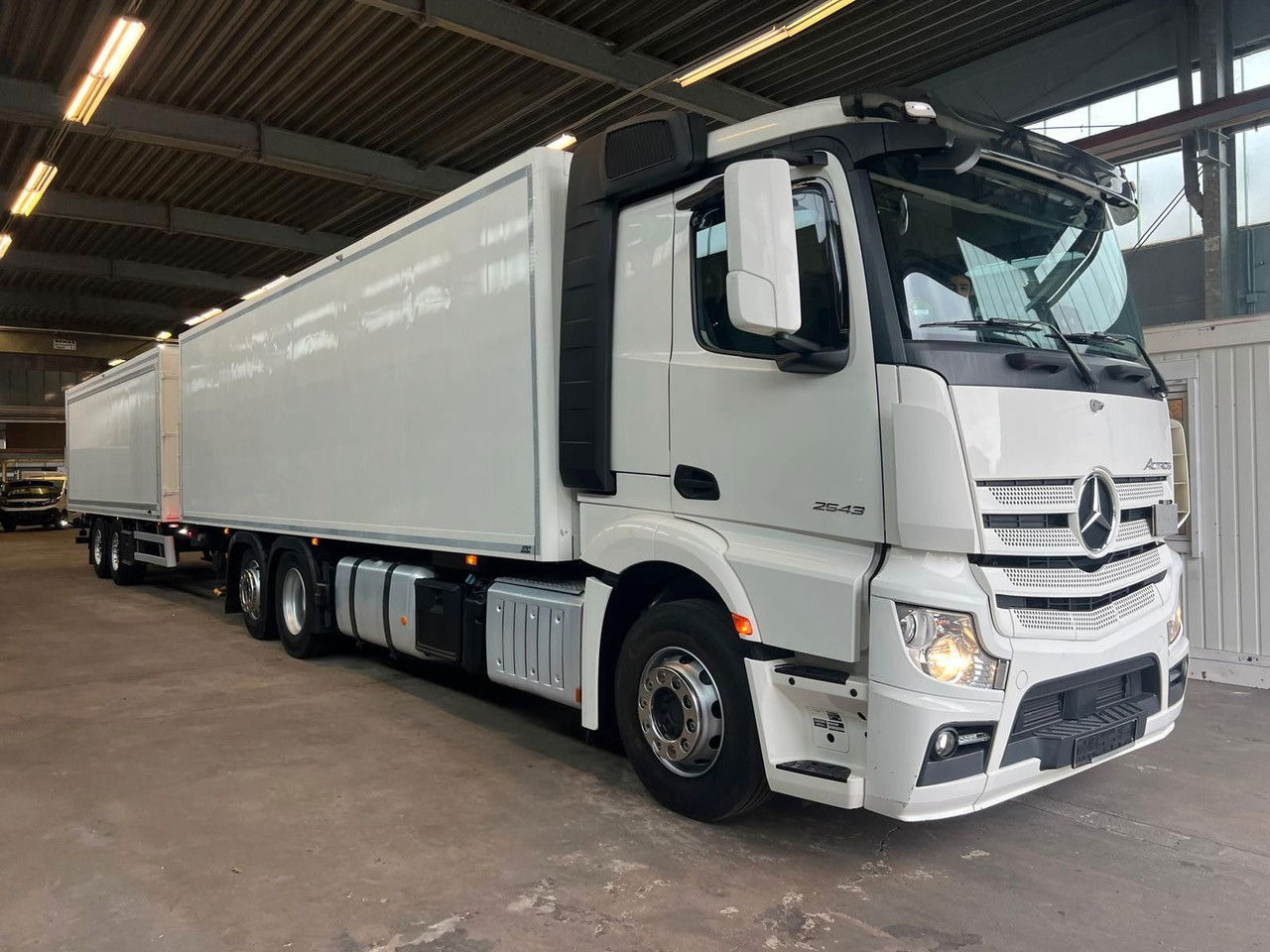 Mercedes-Benz Actros 2543 Komplettzug Voll-Luft - Lange Koffer - Kravas automašīna ar slēgto virsbūvi: foto 1 Mercedes-Benz Actros 2543 Komplettzug Voll-Luft - Lange Koffer - Kravas automašīna ar slēgto virsbūvi: foto 1