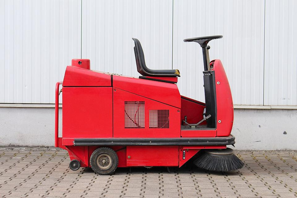 RCM R703 E/1 elektro Aufsitz- Kehrsaugmaschine Kehrmaschine - Rūpnieciskais slaucītājs: foto 2 RCM R703 E/1 elektro Aufsitz- Kehrsaugmaschine Kehrmaschine - Rūpnieciskais slaucītājs: foto 2