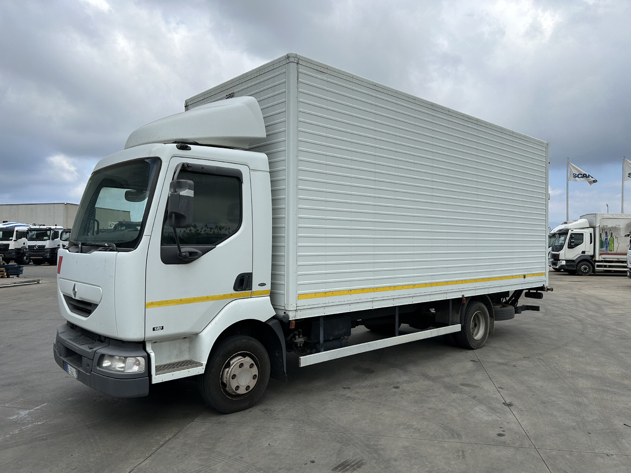 RENAULT Midlum 180 con furgonatarura e sponda - Kravas automašīna ar slēgto virsbūvi: foto 1 RENAULT Midlum 180 con furgonatarura e sponda - Kravas automašīna ar slēgto virsbūvi: foto 1