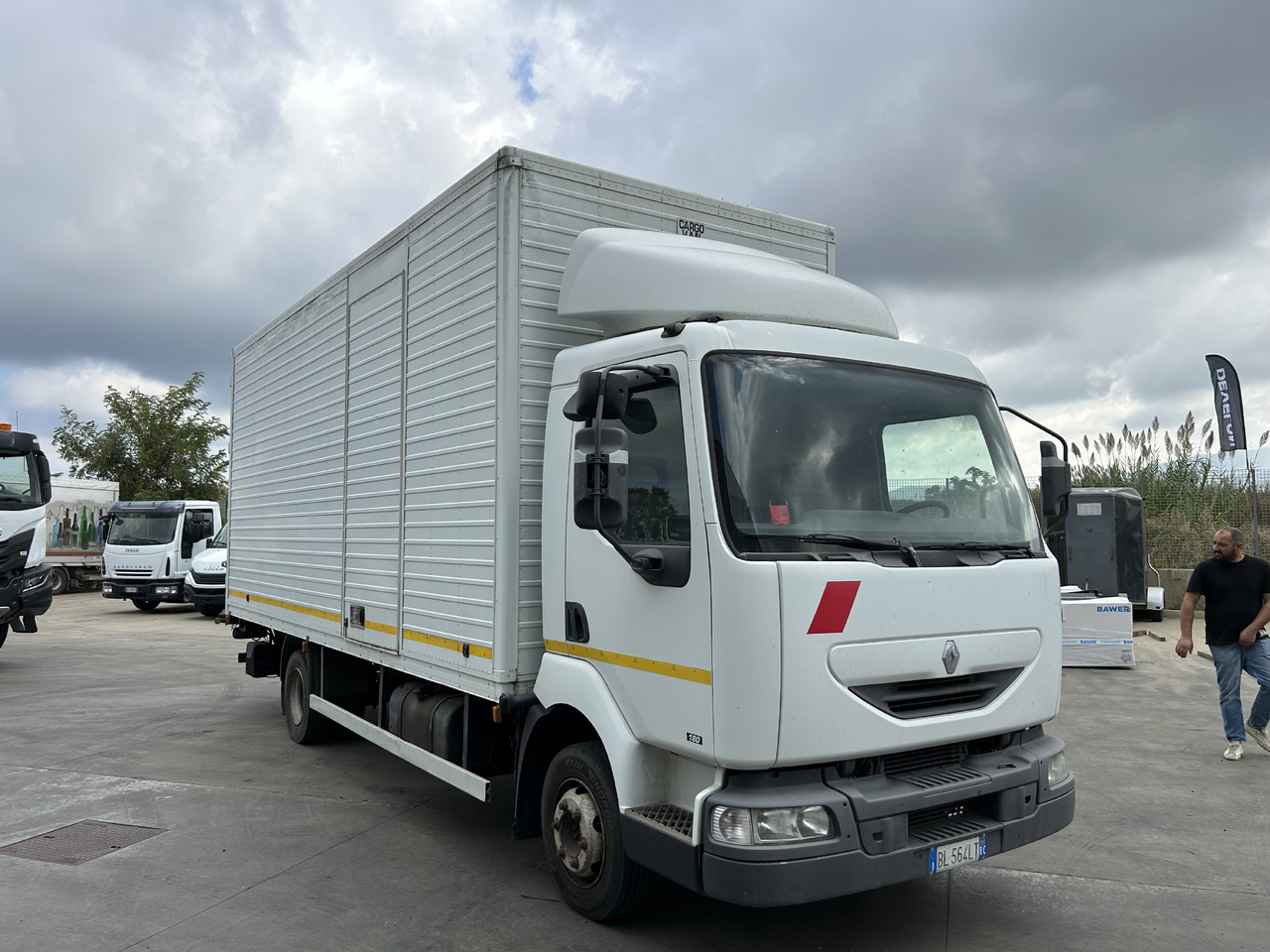 RENAULT Midlum 180 con furgonatarura e sponda - Kravas automašīna ar slēgto virsbūvi: foto 2 RENAULT Midlum 180 con furgonatarura e sponda - Kravas automašīna ar slēgto virsbūvi: foto 2