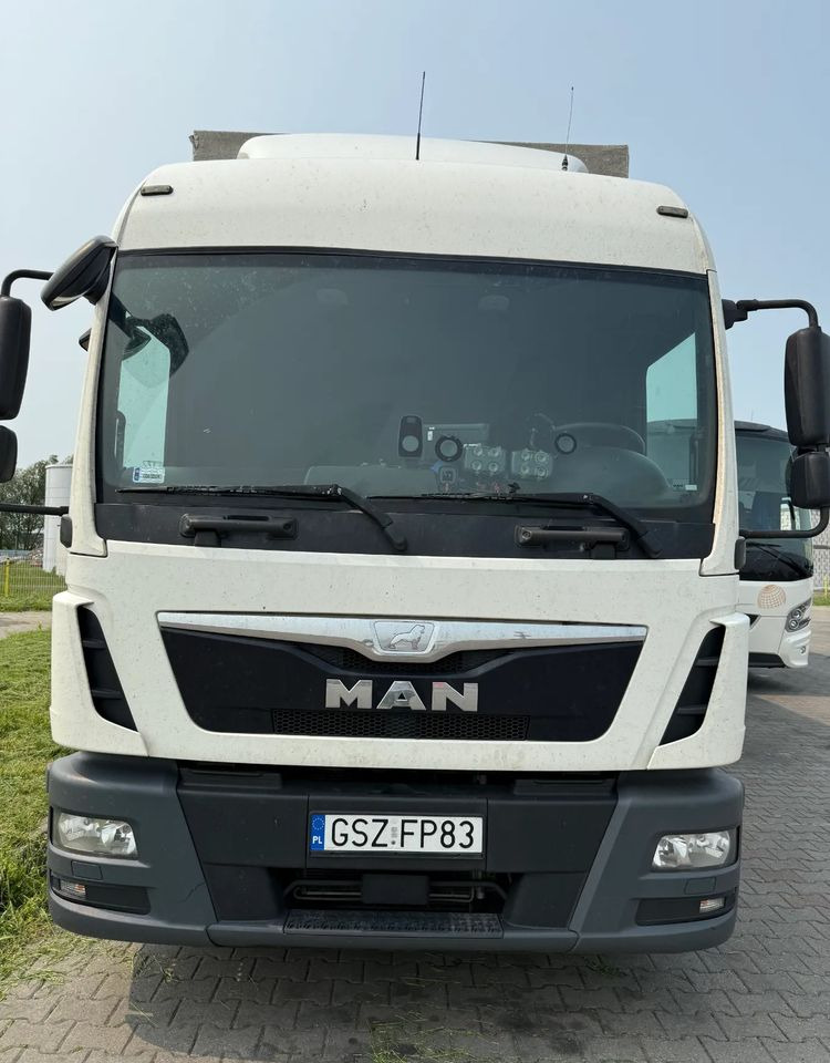 MAN - Kravas automašīna ar tentu: foto 1 MAN - Kravas automašīna ar tentu: foto 1
