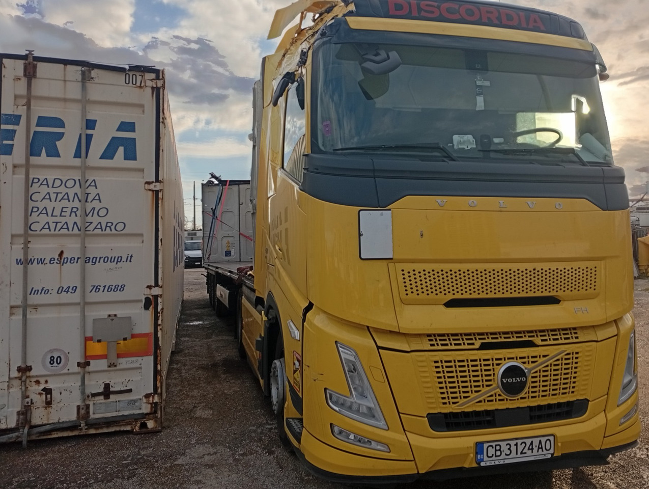 VOLVO FH 460 Aero, Damaged, Located in Bari,Italy - Vilcējs: foto 1 VOLVO FH 460 Aero, Damaged, Located in Bari,Italy - Vilcējs: foto 1