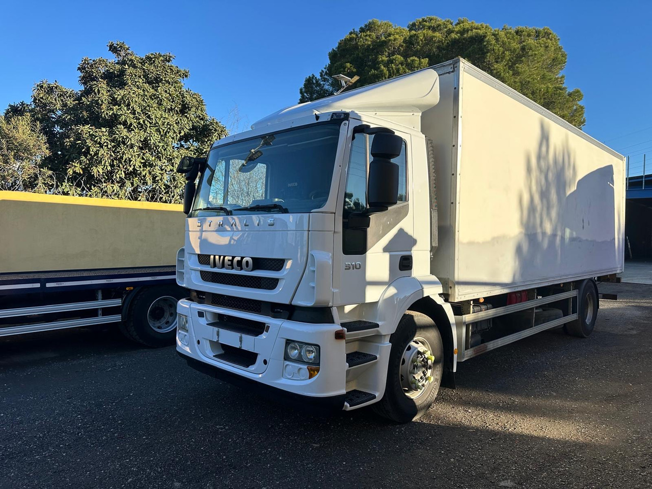 IVECO STRALIS 310 - Kravas automašīna ar slēgto virsbūvi: foto 2 IVECO STRALIS 310 - Kravas automašīna ar slēgto virsbūvi: foto 2