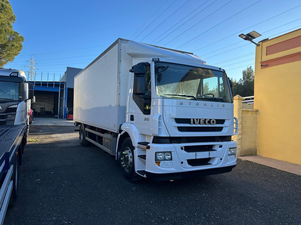 IVECO STRALIS 310 - Kravas automašīna ar slēgto virsbūvi: foto 1 IVECO STRALIS 310 - Kravas automašīna ar slēgto virsbūvi: foto 1