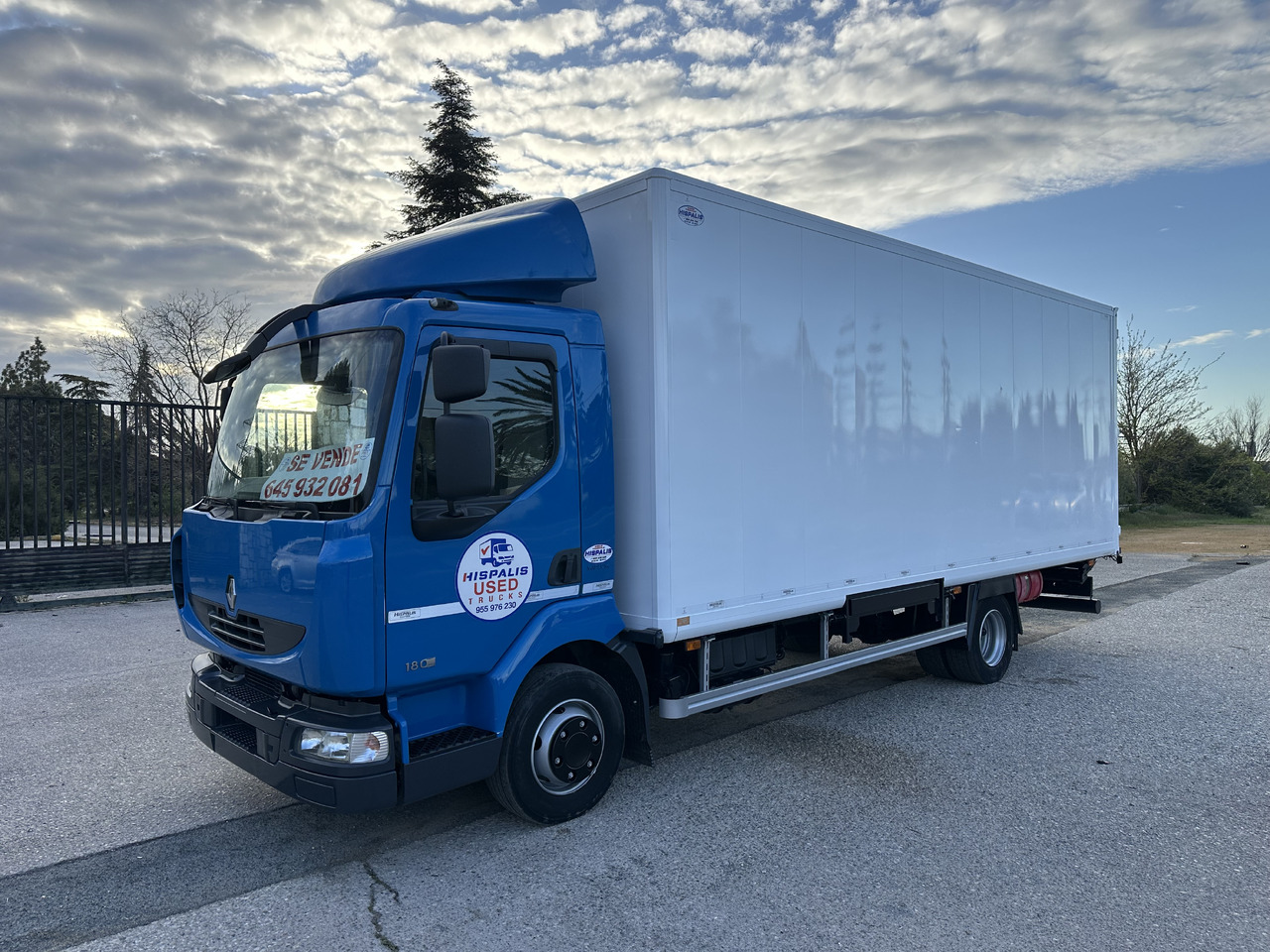 RENAULT MIDLUM 12.180 - Kravas automašīna ar slēgto virsbūvi: foto 1 RENAULT MIDLUM 12.180 - Kravas automašīna ar slēgto virsbūvi: foto 1