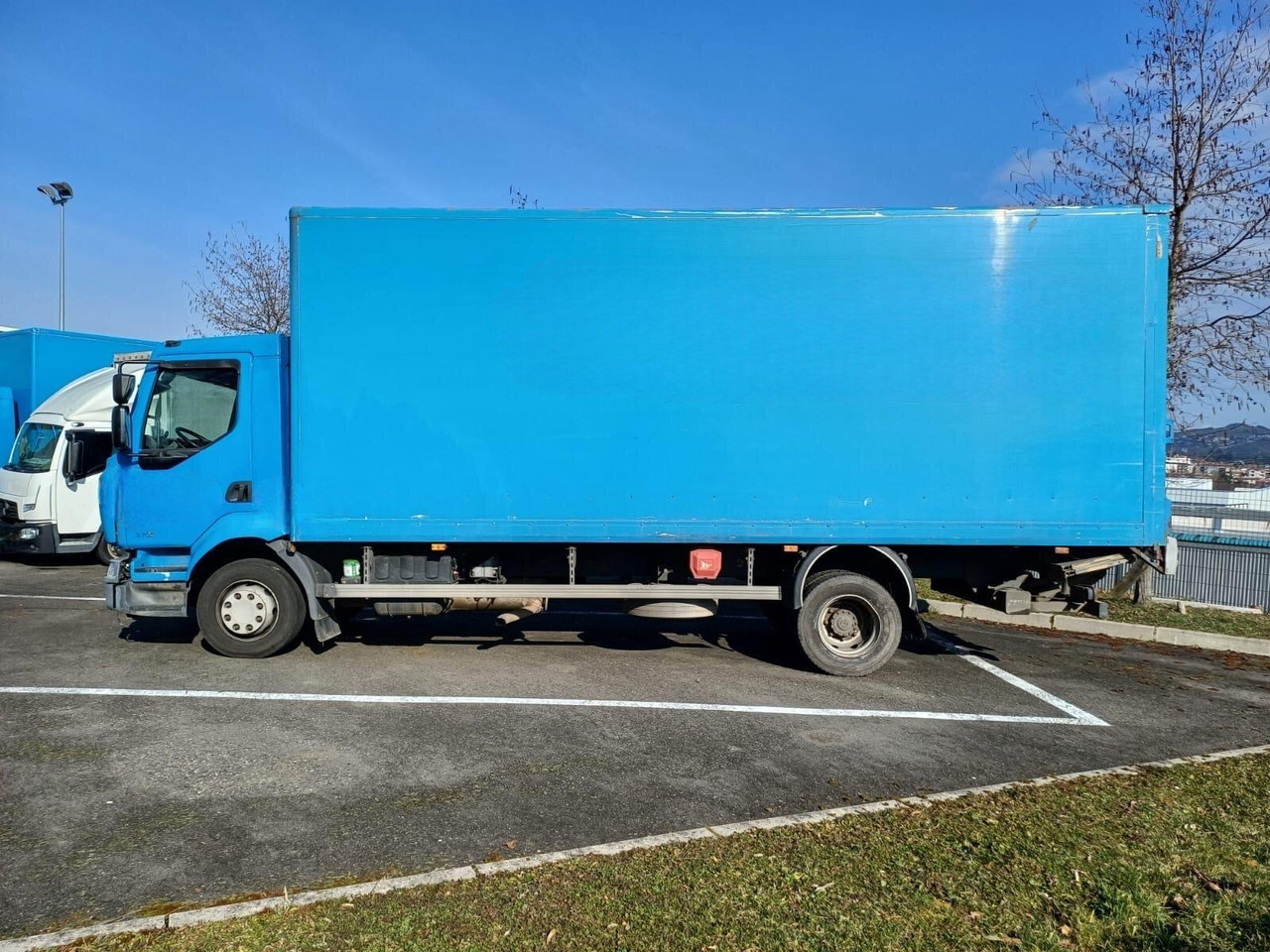 RENAULT MIDLUM 12.270 - Kravas automašīna ar slēgto virsbūvi: foto 2 RENAULT MIDLUM 12.270 - Kravas automašīna ar slēgto virsbūvi: foto 2