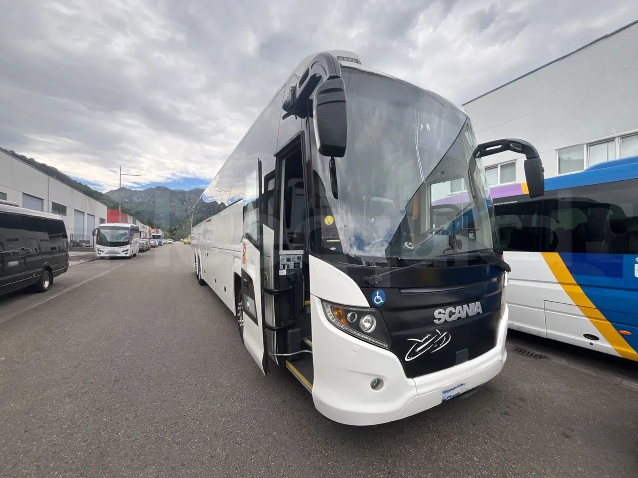 Scania Touring HD - Starppilsētu autobuss: foto 1 Scania Touring HD - Starppilsētu autobuss: foto 1