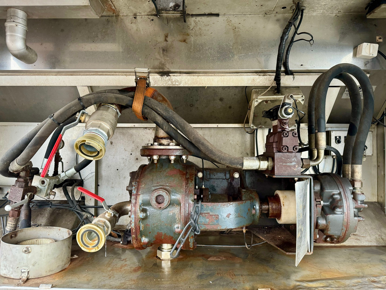 MAN TGS 35.480 8X4-2 TRIDEM Wasser-Tank līzingu MAN TGS 35.480 8X4-2 TRIDEM Wasser-Tank: foto 16