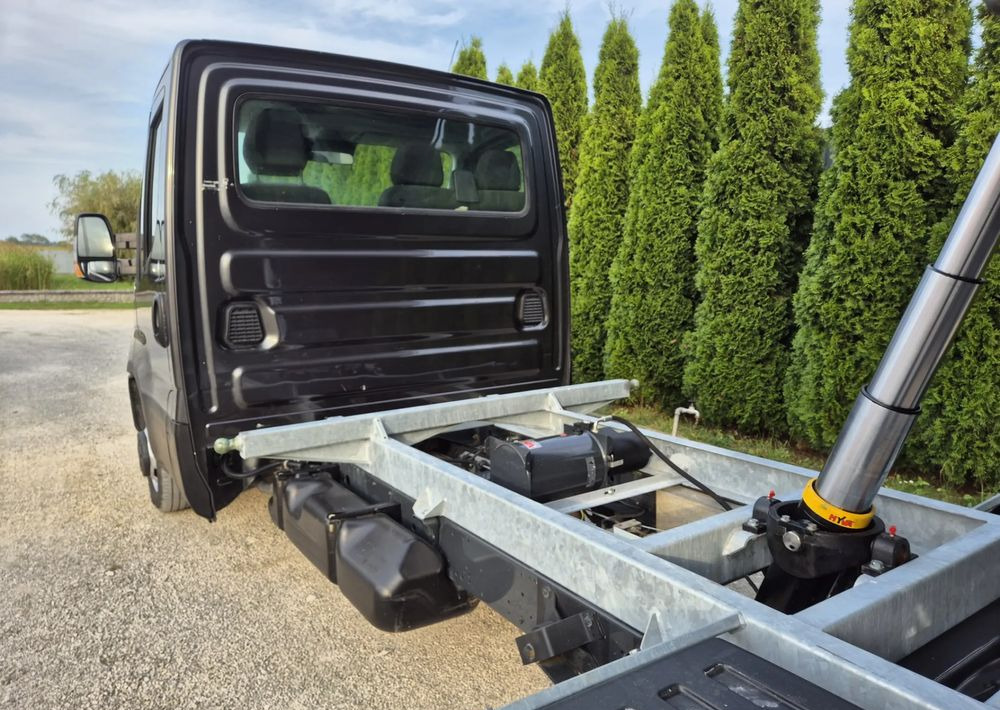 Iveco 35C18 3.0 180KM - Komercauto pašizgāzējs: foto 4 Iveco 35C18 3.0 180KM - Komercauto pašizgāzējs: foto 4