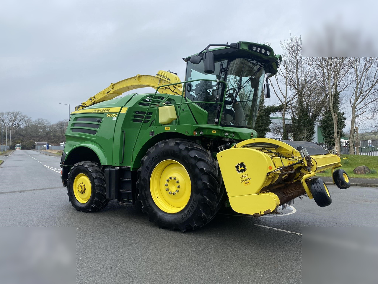 2020 JOHN DEERE 8600 - Lopbarības kombains: foto 2 2020 JOHN DEERE 8600 - Lopbarības kombains: foto 2