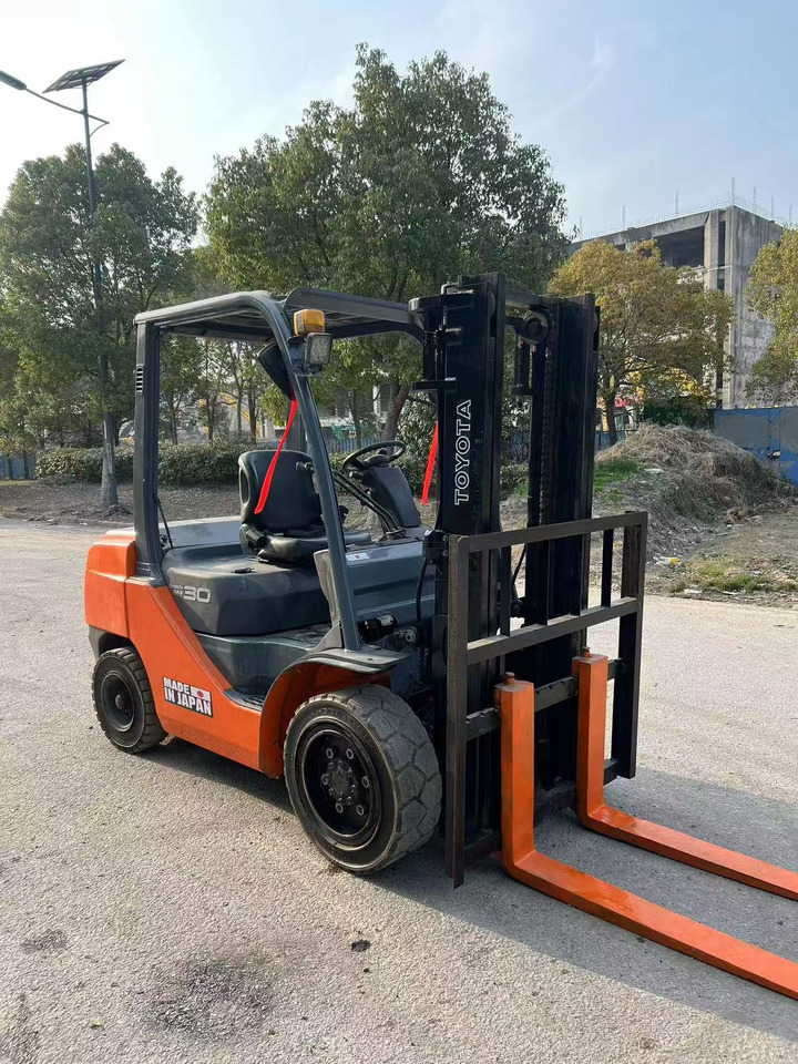 TOYOTA 3 ton 8F used japan brand diesel forklift - Dīzeļiekrāvējs: foto 2 TOYOTA 3 ton 8F used japan brand diesel forklift - Dīzeļiekrāvējs: foto 2