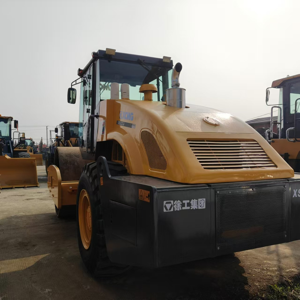XCMG XS223J used road roller low hours factory price - Ceļu veltnis: foto 2 XCMG XS223J used road roller low hours factory price - Ceļu veltnis: foto 2