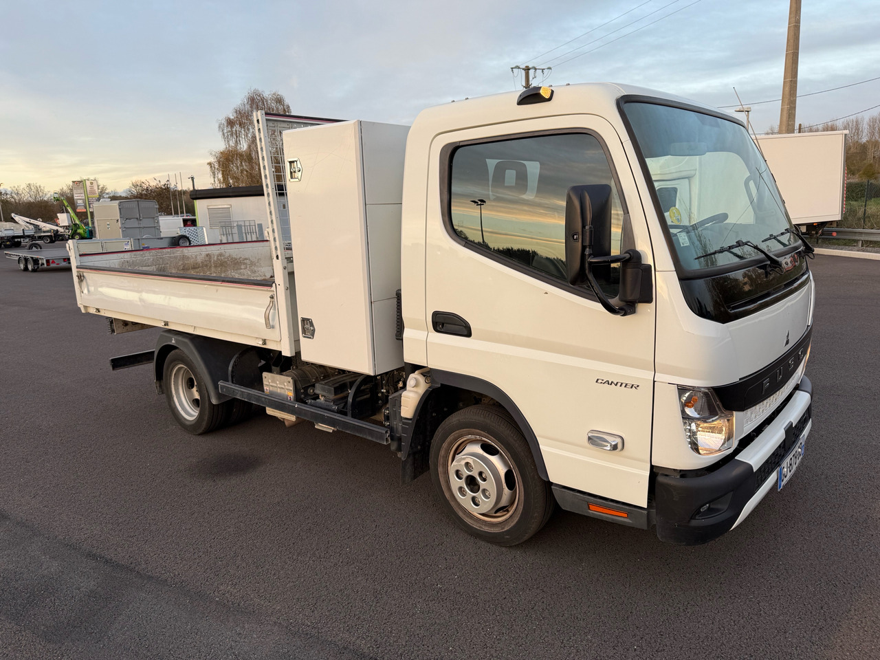 Mitsubishi Canter Fuso - Komercauto pašizgāzējs: foto 1 Mitsubishi Canter Fuso - Komercauto pašizgāzējs: foto 1