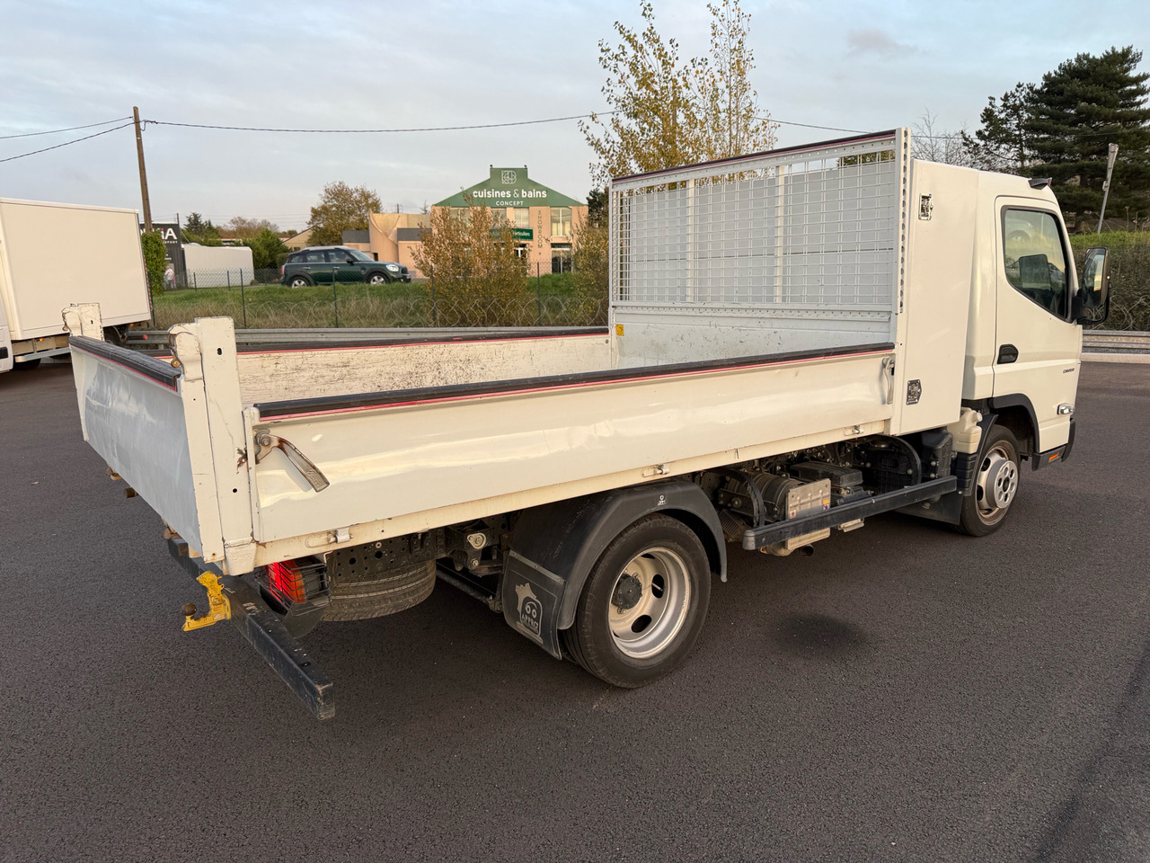 Mitsubishi Canter Fuso - Komercauto pašizgāzējs: foto 4 Mitsubishi Canter Fuso - Komercauto pašizgāzējs: foto 4