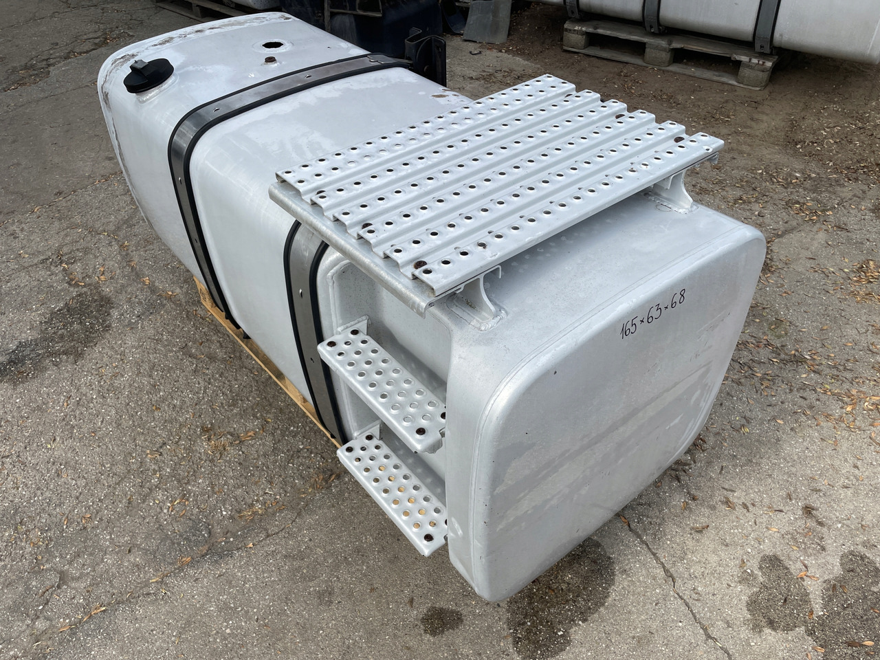 ZBIORNIK PALIWA MAN TGX TGS TGA 590 L 81122015663 - Degvielas tvertne - Kravas automašīna: foto 3 ZBIORNIK PALIWA MAN TGX TGS TGA 590 L 81122015663 - Degvielas tvertne - Kravas automašīna: foto 3