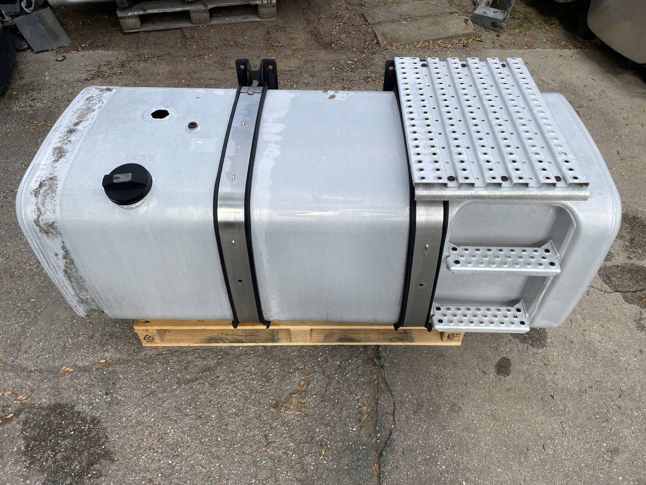 ZBIORNIK PALIWA MAN TGX TGS TGA 590 L 81122015663 - Degvielas tvertne - Kravas automašīna: foto 1 ZBIORNIK PALIWA MAN TGX TGS TGA 590 L 81122015663 - Degvielas tvertne - Kravas automašīna: foto 1