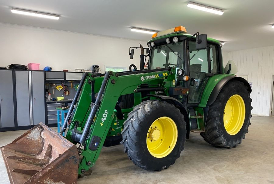 John Deere 6330 Premium - Traktors: foto 1 John Deere 6330 Premium - Traktors: foto 1