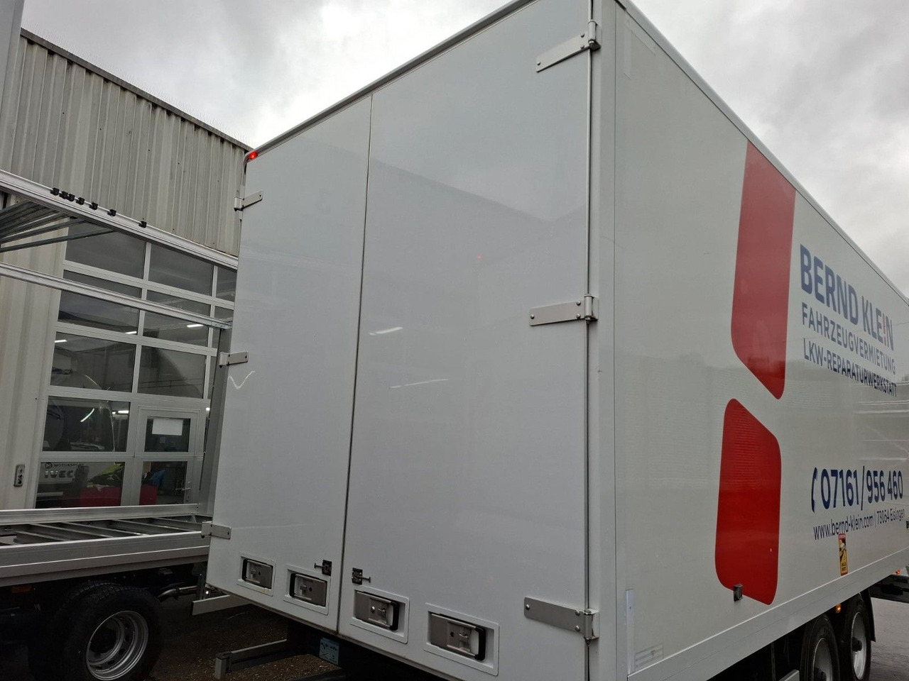 Fliegl TKF118 - Piekabe slēgtā virsbūve: foto 4 Fliegl TKF118 - Piekabe slēgtā virsbūve: foto 4