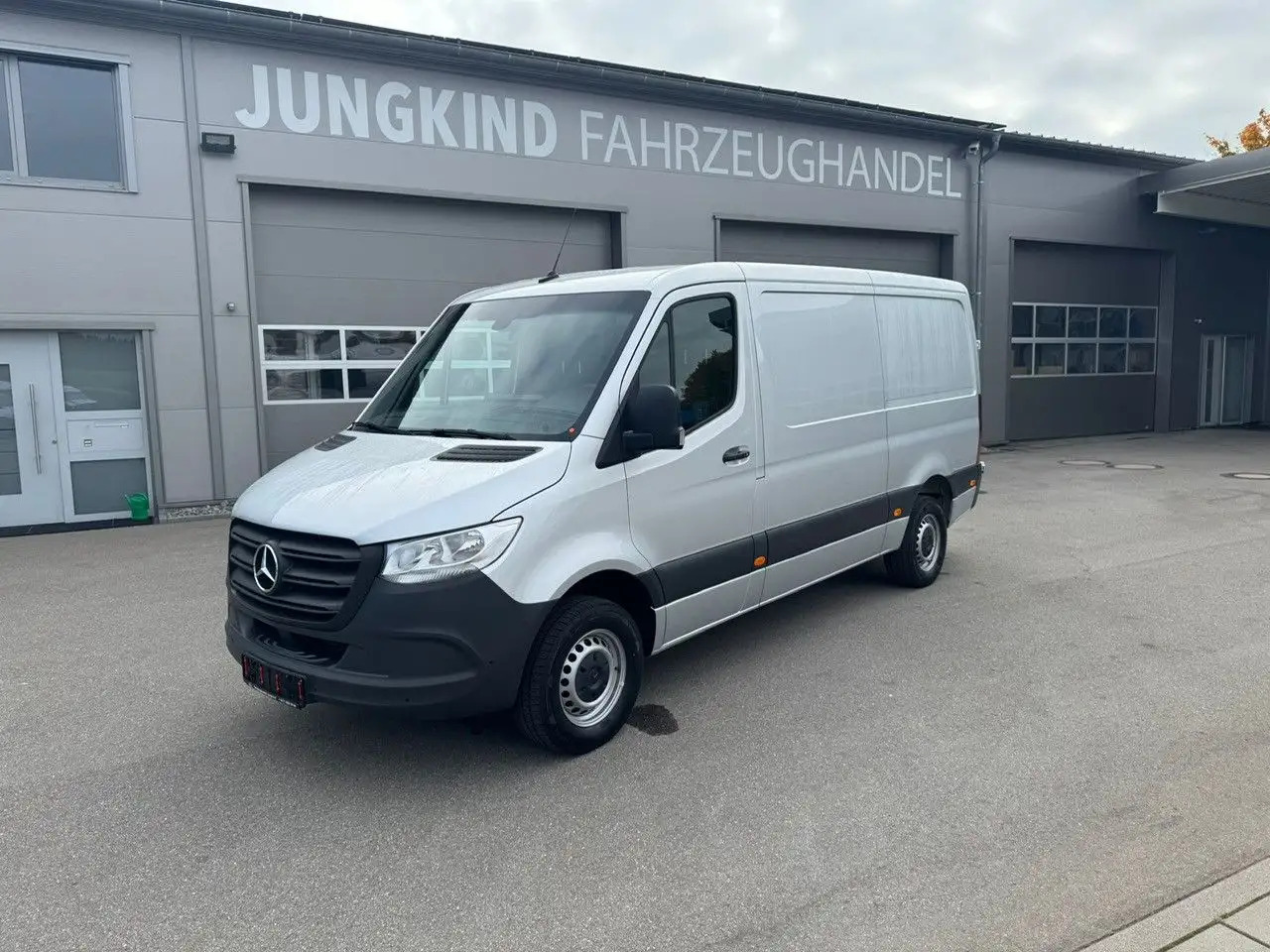 Mercedes-Benz Sprinter 317 CDI Flach Lang Silber Klima MBUX - Kravas mikroautobuss: foto 1 Mercedes-Benz Sprinter 317 CDI Flach Lang Silber Klima MBUX - Kravas mikroautobuss: foto 1