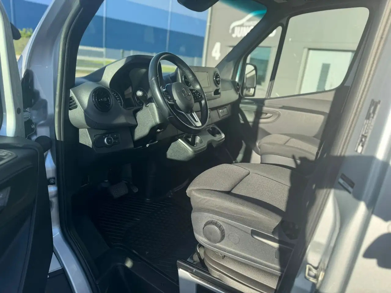 Mercedes-Benz Sprinter 317 CDI Lang Hoch Klima MBUX Silber LED - Kravas mikroautobuss: foto 4 Mercedes-Benz Sprinter 317 CDI Lang Hoch Klima MBUX Silber LED - Kravas mikroautobuss: foto 4