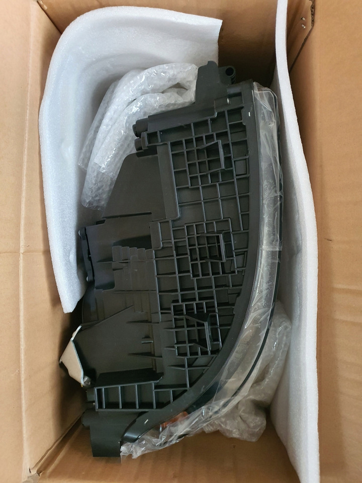 NOWY REFLEKTOR VOLVO FH4 PRAWY - Tuvās gaismas - Kravas automašīna: foto 3 NOWY REFLEKTOR VOLVO FH4 PRAWY - Tuvās gaismas - Kravas automašīna: foto 3