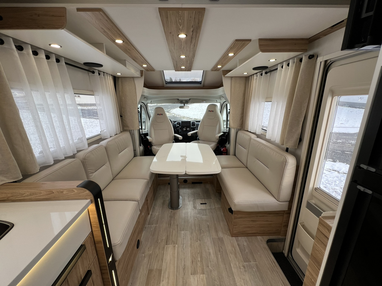 Pilote Pacific P696D Hubbett - Solar - Markise - Daļēji integrētais kemperis: foto 3 Pilote Pacific P696D Hubbett - Solar - Markise - Daļēji integrētais kemperis: foto 3