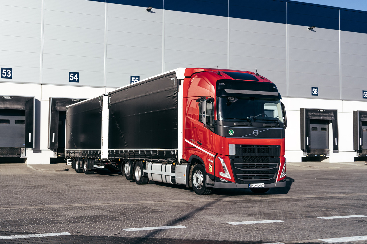 Volvo FH - Kravas automašīna ar tentu: foto 1 Volvo FH - Kravas automašīna ar tentu: foto 1