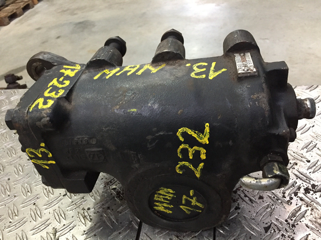 Gebrauchtes Lenkgetriebe MAN F90, 17.232, Artikel - Nr.: 81.9999 - 9999 - Stūres mehānisms - Kravas automašīna: foto 4 Gebrauchtes Lenkgetriebe MAN F90, 17.232, Artikel - Nr.: 81.9999 - 9999 - Stūres mehānisms - Kravas automašīna: foto 4