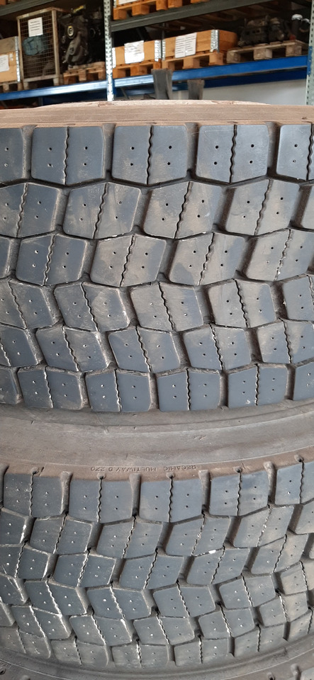 Neuwertige Dunlopp Reifen mit Felgen, 315 / 70 R22,5 Artikel - Nr. : 81.99999 - 9999 - Riepa - Kravas automašīna: foto 2 Neuwertige Dunlopp Reifen mit Felgen, 315 / 70 R22,5 Artikel - Nr. : 81.99999 - 9999 - Riepa - Kravas automašīna: foto 2