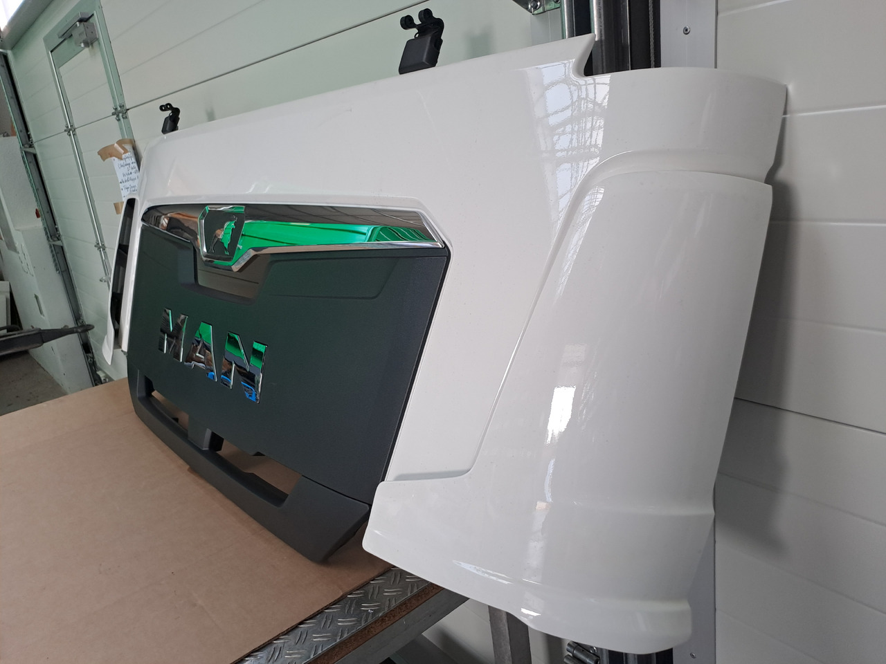 Neuwertige Frontklappe, silber, schmal MAN TGL / TGM / TG3, Artikel - Nr.: 81.61110 - 6123 - Motora pārsegs - Kravas automašīna: foto 1 Neuwertige Frontklappe, silber, schmal MAN TGL / TGM / TG3, Artikel - Nr.: 81.61110 - 6123 - Motora pārsegs - Kravas automašīna: foto 1