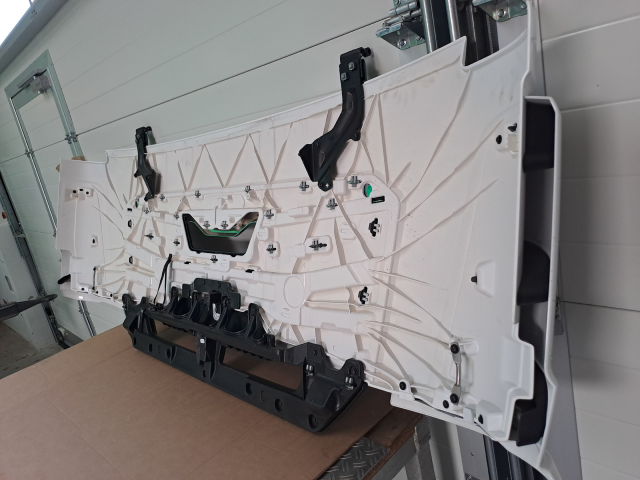 Neuwertige Frontklappe, silber, schmal MAN TGL / TGM / TG3, Artikel - Nr.: 81.61110 - 6123 - Motora pārsegs - Kravas automašīna: foto 5 Neuwertige Frontklappe, silber, schmal MAN TGL / TGM / TG3, Artikel - Nr.: 81.61110 - 6123 - Motora pārsegs - Kravas automašīna: foto 5