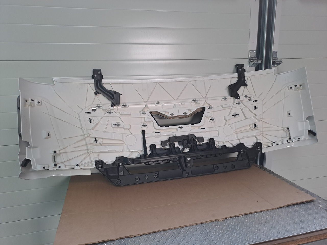 Neuwertige Frontklappe, silber, schmal MAN TGL / TGM / TG3, Artikel - Nr.: 81.61110 - 6123 - Motora pārsegs - Kravas automašīna: foto 3 Neuwertige Frontklappe, silber, schmal MAN TGL / TGM / TG3, Artikel - Nr.: 81.61110 - 6123 - Motora pārsegs - Kravas automašīna: foto 3