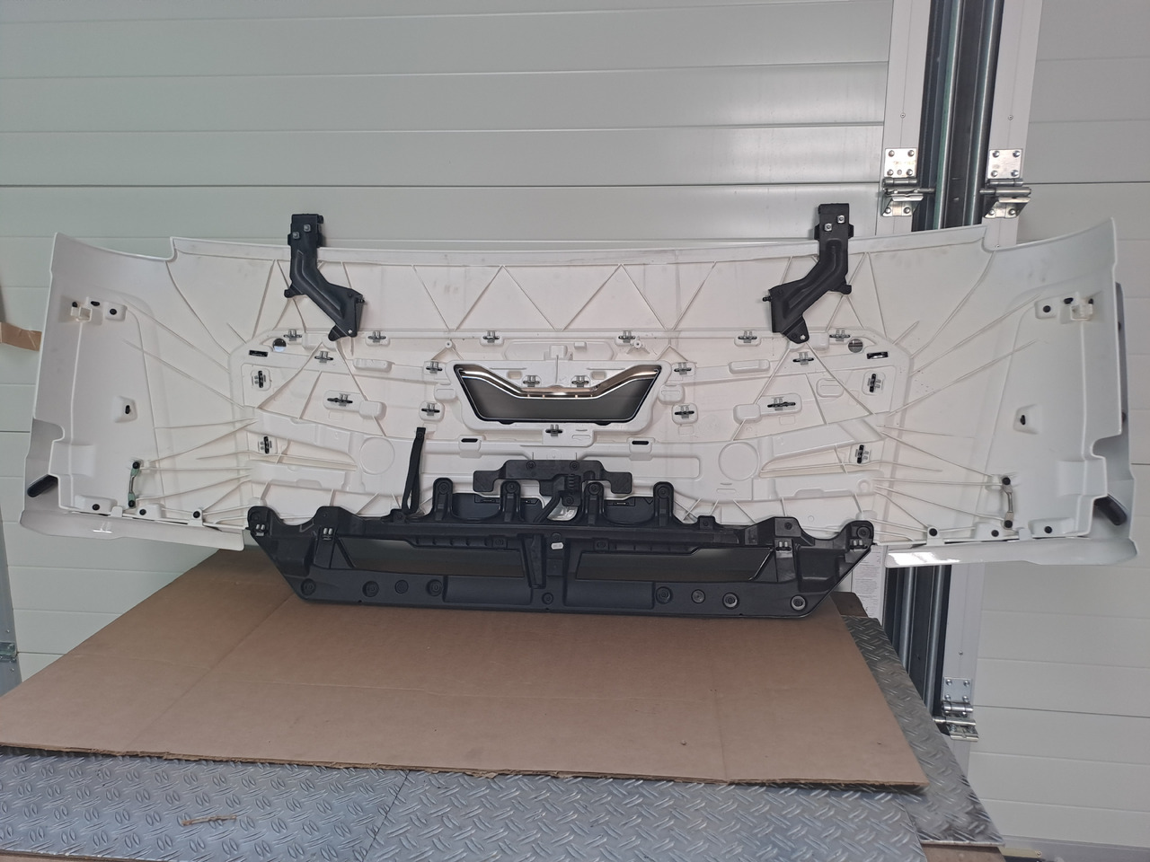 Neuwertige Frontklappe, silber, schmal MAN TGL / TGM / TG3, Artikel - Nr.: 81.61110 - 6123 - Motora pārsegs - Kravas automašīna: foto 4 Neuwertige Frontklappe, silber, schmal MAN TGL / TGM / TG3, Artikel - Nr.: 81.61110 - 6123 - Motora pārsegs - Kravas automašīna: foto 4