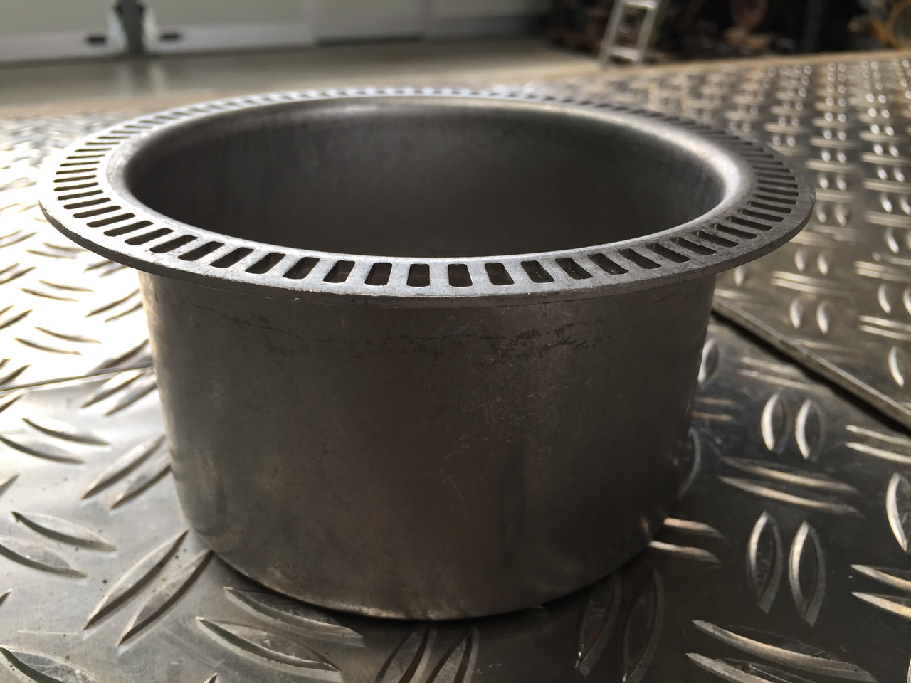 Neuwertige MAN L 2000 Impulsrad Hinterachse Nabe ABS , Artikel - Nr. : 81.52403 - 0028 - Aizmugurējā ass - Kravas automašīna: foto 2 Neuwertige MAN L 2000 Impulsrad Hinterachse Nabe ABS , Artikel - Nr. : 81.52403 - 0028 - Aizmugurējā ass - Kravas automašīna: foto 2