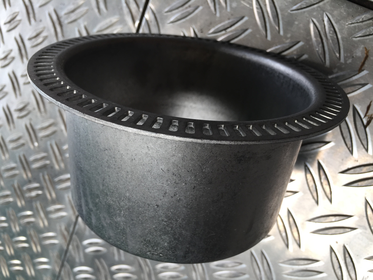 Neuwertige MAN L 2000 Impulsrad Hinterachse Nabe ABS , Artikel - Nr. : 81.52403 - 0028 - Aizmugurējā ass - Kravas automašīna: foto 4 Neuwertige MAN L 2000 Impulsrad Hinterachse Nabe ABS , Artikel - Nr. : 81.52403 - 0028 - Aizmugurējā ass - Kravas automašīna: foto 4