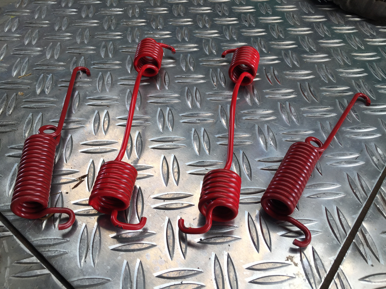 Neuwertige MAN L 2000 Zugfeder, Hinterachse Bremse , Artikel - Nr. : 81.97610 - 0224 - Piekare - Kravas automašīna: foto 3 Neuwertige MAN L 2000 Zugfeder, Hinterachse Bremse , Artikel - Nr. : 81.97610 - 0224 - Piekare - Kravas automašīna: foto 3