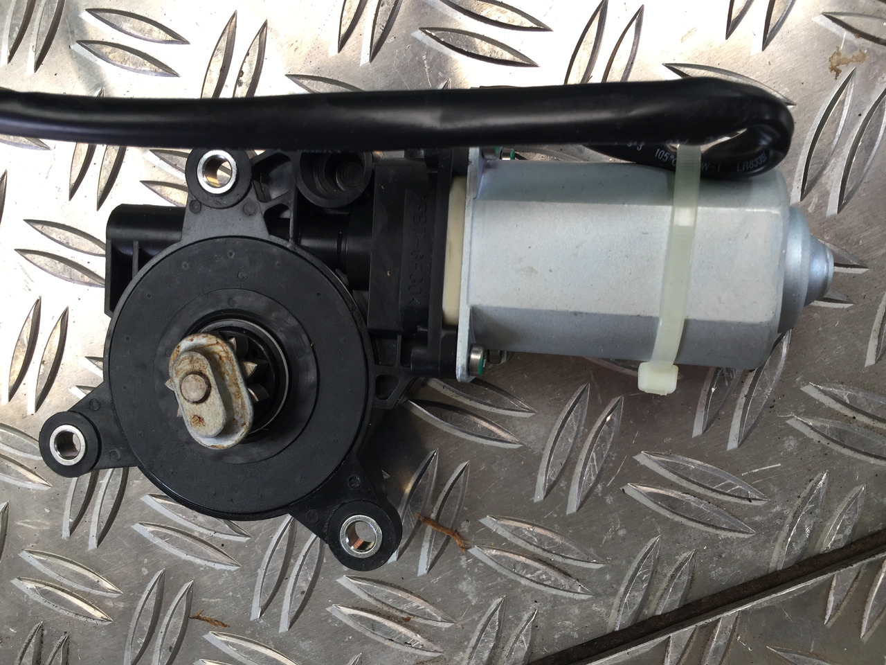 Neuwertiger MAN TGA Elektrischer Fensterheber Motor, Artikel - Nr. : 81.28601 - 6143 - Logu pacēlājs - Kravas automašīna: foto 4 Neuwertiger MAN TGA Elektrischer Fensterheber Motor, Artikel - Nr. : 81.28601 - 6143 - Logu pacēlājs - Kravas automašīna: foto 4