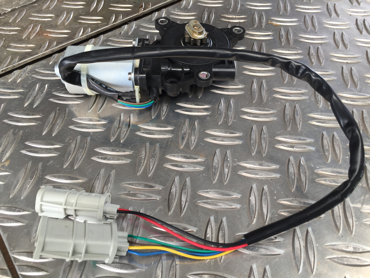 Neuwertiger MAN TGA Elektrischer Fensterheber Motor, Artikel - Nr. : 81.28601 - 6143 - Logu pacēlājs - Kravas automašīna: foto 2 Neuwertiger MAN TGA Elektrischer Fensterheber Motor, Artikel - Nr. : 81.28601 - 6143 - Logu pacēlājs - Kravas automašīna: foto 2