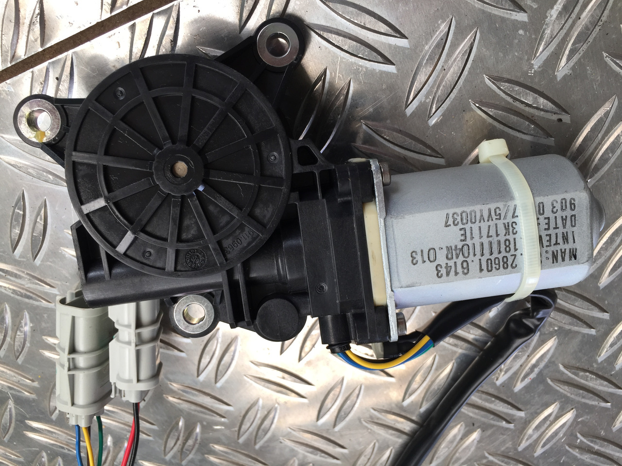 Neuwertiger MAN TGA Elektrischer Fensterheber Motor, Artikel - Nr. : 81.28601 - 6143 - Logu pacēlājs - Kravas automašīna: foto 5 Neuwertiger MAN TGA Elektrischer Fensterheber Motor, Artikel - Nr. : 81.28601 - 6143 - Logu pacēlājs - Kravas automašīna: foto 5