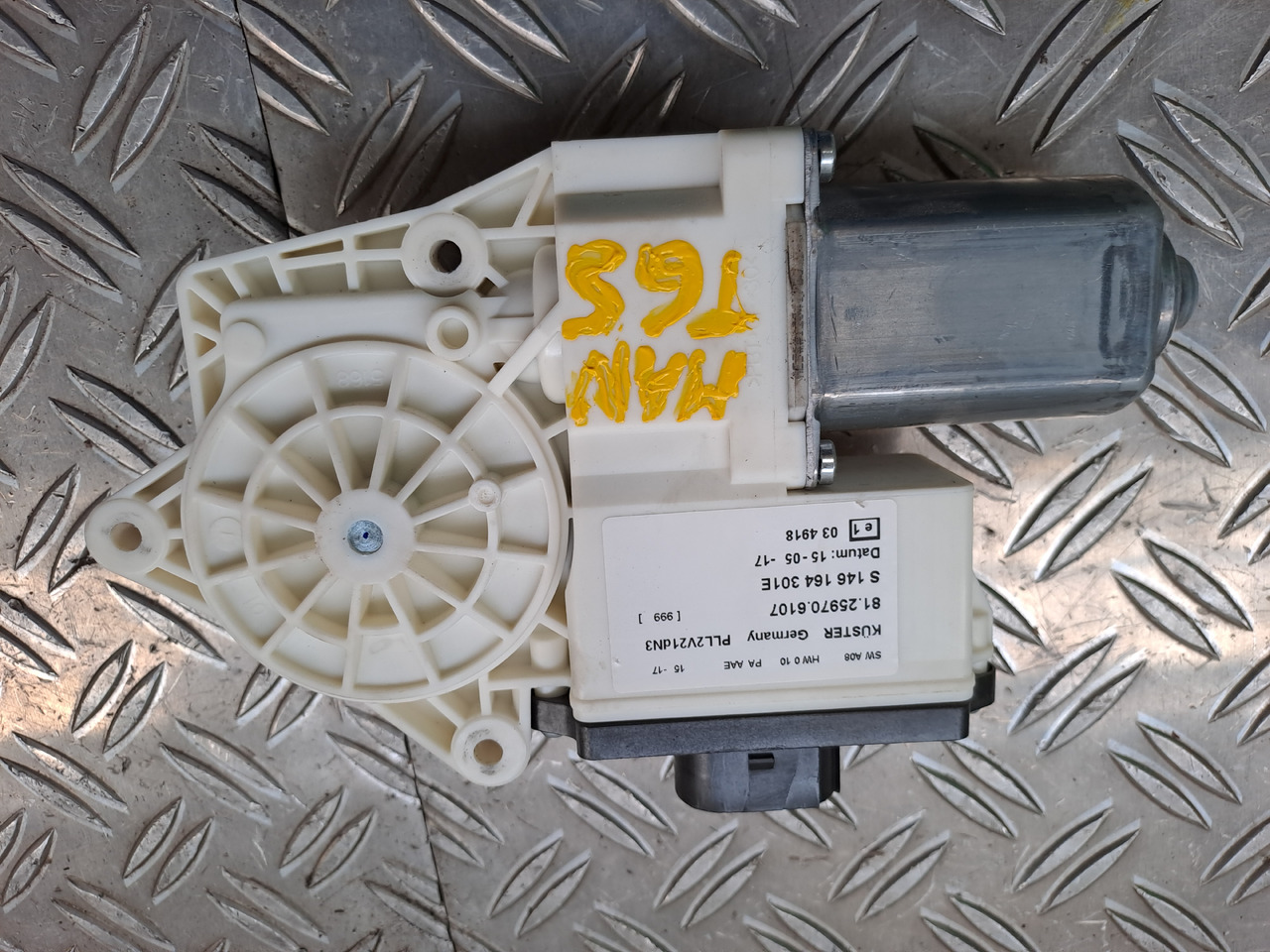 Neuwertiger MAN TGS Elektromotor Fensterheber links, Artikel - Nr. : 81.25970 - 6107 - Logu pacēlājs - Kravas automašīna: foto 1 Neuwertiger MAN TGS Elektromotor Fensterheber links, Artikel - Nr. : 81.25970 - 6107 - Logu pacēlājs - Kravas automašīna: foto 1