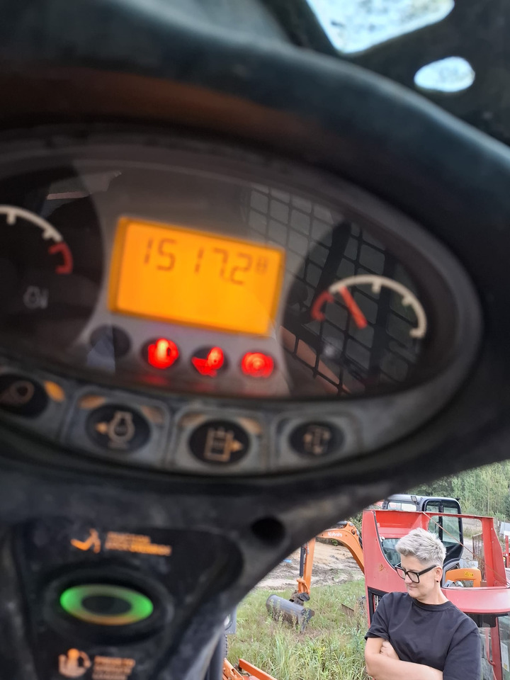 BOBCAT S450 - Kompaktiekrāvējs: foto 4 BOBCAT S450 - Kompaktiekrāvējs: foto 4