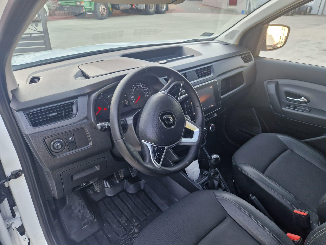 RENAULT EXPRESS - Mazs furgons: foto 5 RENAULT EXPRESS - Mazs furgons: foto 5