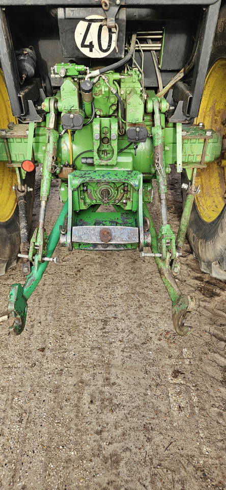 JOHN DEERE 4350 - Traktors: foto 5 JOHN DEERE 4350 - Traktors: foto 5